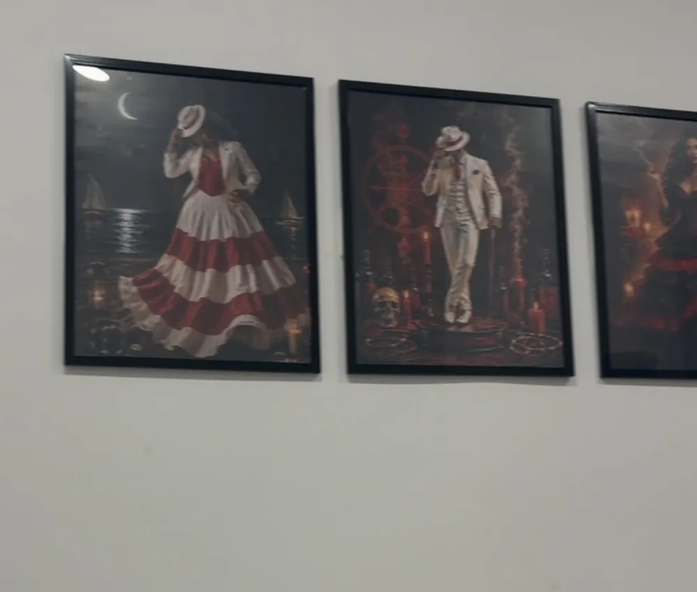 Sala da AS Soul Terapy nas Galerias Paris, com quadros na parede e a marquesa