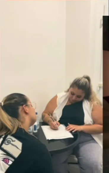 A Andreia a tomar notas numa conversa com uma cliente antes da sessão
